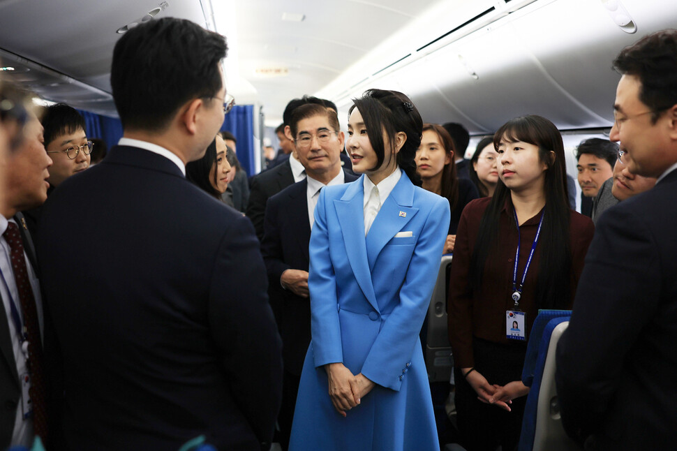 윤석열 대통령과 미국 국빈 방문 일정을 마친 김건희 여사가 29일(현지시각) 보스턴 로건국제공항 출발에 앞서 공군 1호기 기내를 돌며 동행 기자들과 인사하고 있다. 대통령실 제공