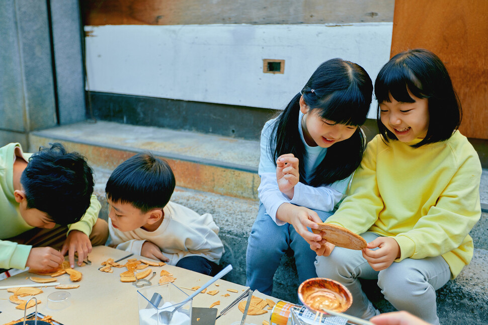 아이들은 친구관계를 맺으면서 사회성을 획득해나간다. 하지만 발달장애 아이들은 친구관계를 맺을 기회를 갖기가 쉽지 않다. 게티이미지뱅크