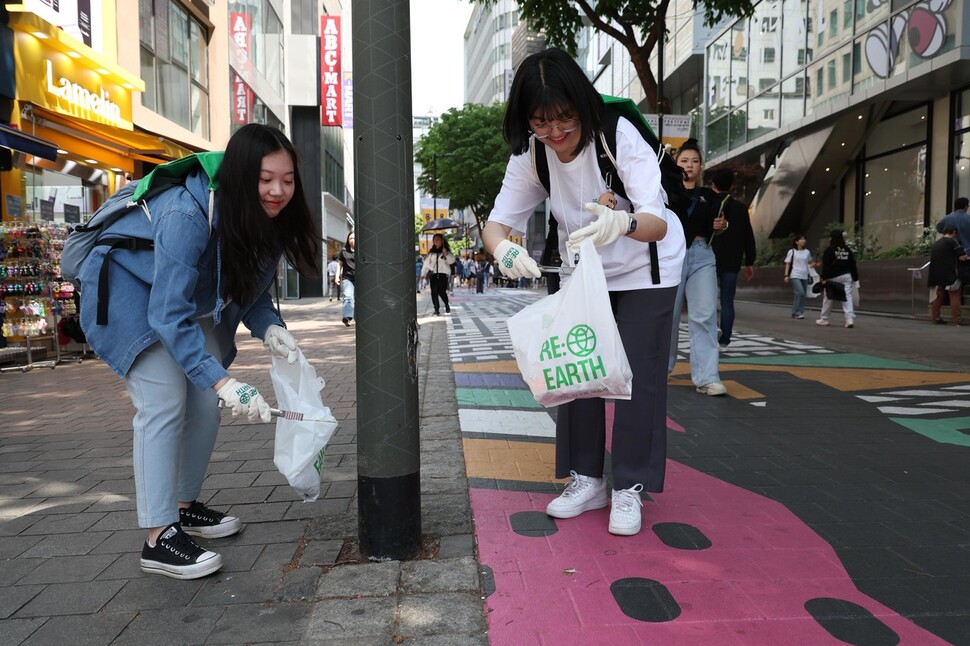 시민들이 명동 거리 쓰레기를 치우고 있다.강창광 선임기자