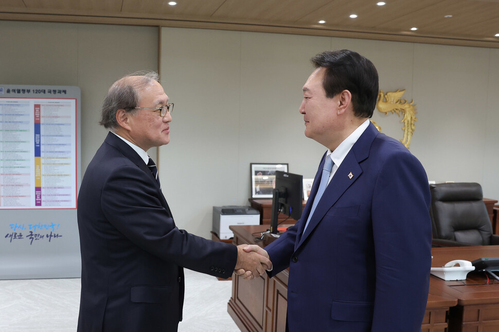 윤석열 대통령이 3일 오후 용산 대통령실에서 아키바 다케오 일본 국가안전보장국장을 만나 악수를 하고 있다. 대통령실 제공