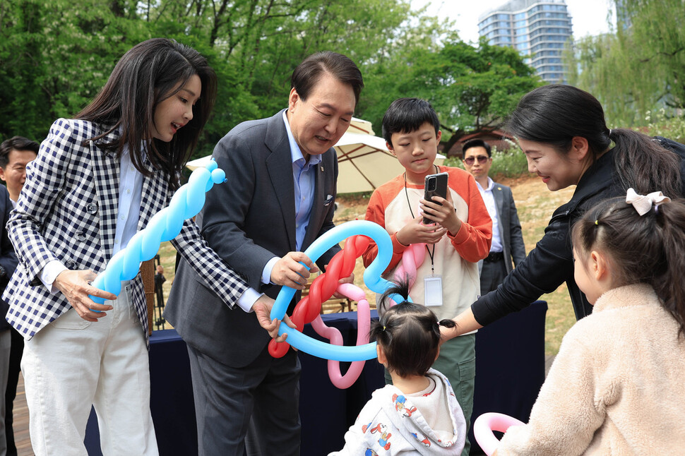 윤석열 대통령과 김건희 여사가 지난 4일 서울 ‘용산어린이정원’ 개방행사에서 어린이들과 시간을 보내고 있다. 대통령실 제공