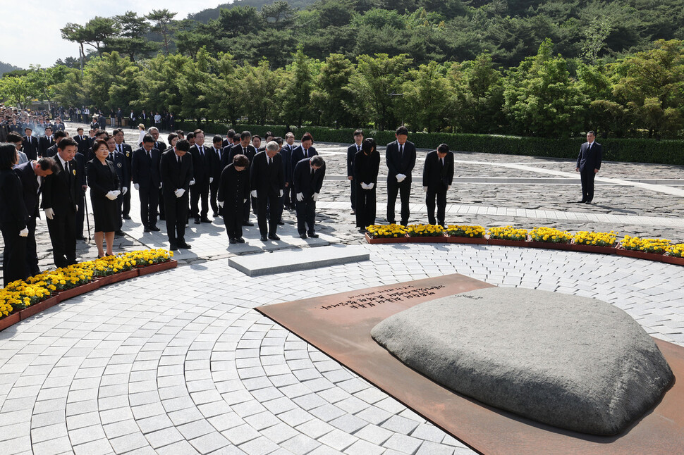 권양숙 여사, 문재인 전 대통령, 정세균 노무현재단 이사장 등 참석인사들이 노무현 전 대통령 서거 14주기 추도식을 마친 뒤 노 전 대통령 묘역에서 인사하고 있다. 백소아 기자 thanks@hani.co.kr