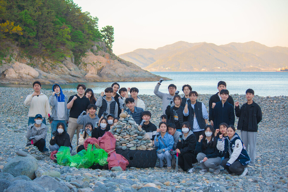 지난달 전남 여수의 만성리 검은모래해수욕장을 입양한 대학생 동아리 아전수재 회원들이 해변 정화 활동을 한 뒤 사진을 찍고 있다. 아전수재 제공