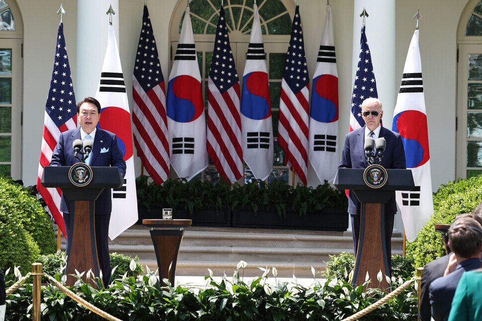 윤석열 대통령과 조 바이든 미국 대통령이 지난달 26일 오후(현지시각) 백악관에서 한-미 정상회담을 마친 뒤 공동 기자회견을 하고 있다. 워싱턴/윤운식 선임기자 yws@hani.co.kr