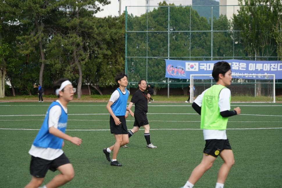 하윤수 부산교육감이 지난달 12일 아침 8시 부산 동래고 운동장에서 학부모 기자 3명, 학생들과 함께 아침 체인지 활동에 참여했다. 부산교육청 제공