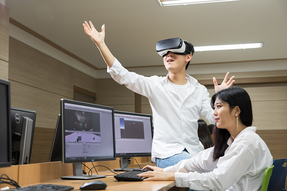 한국영상대 메타버스계열 학생들이 수업 시간에 VR체험을 하고 있다. 한국영상대 제공