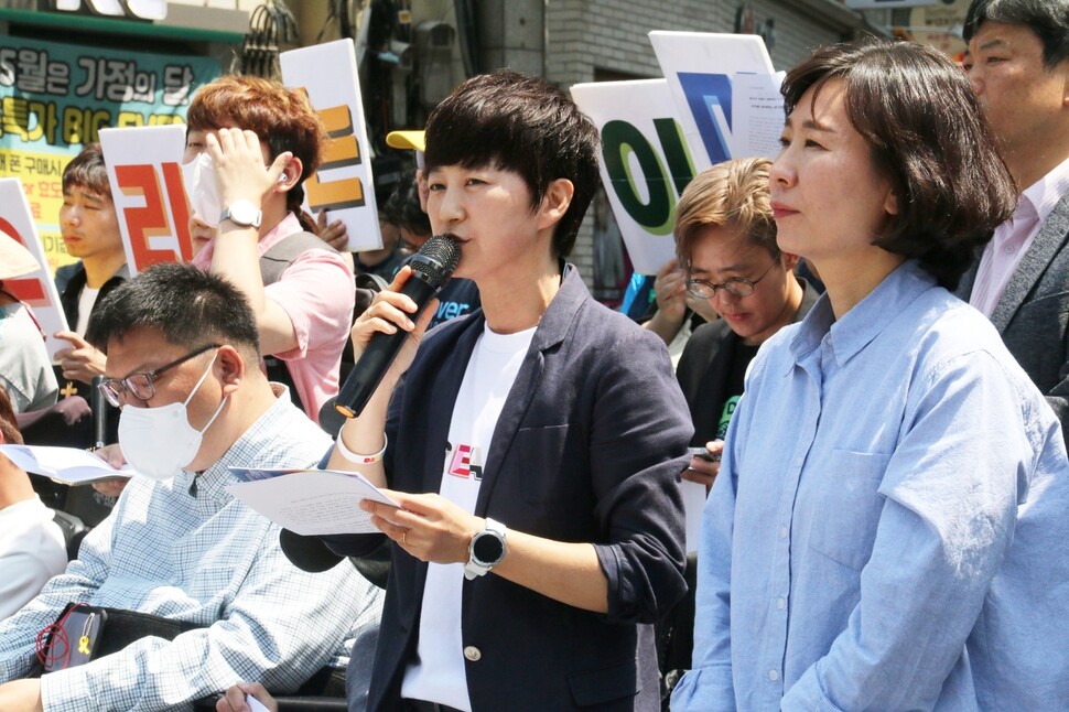 배진교 대구퀴어문화축제 조직위원회 위원장(앞줄 오른쪽 두 번째)이 지난달 25일 대구 중구 동성로에서 열린 기자회견에서 제15회 대구퀴어문화축제 개최 일정과 장소를 발표하고 있다. 본인 제공