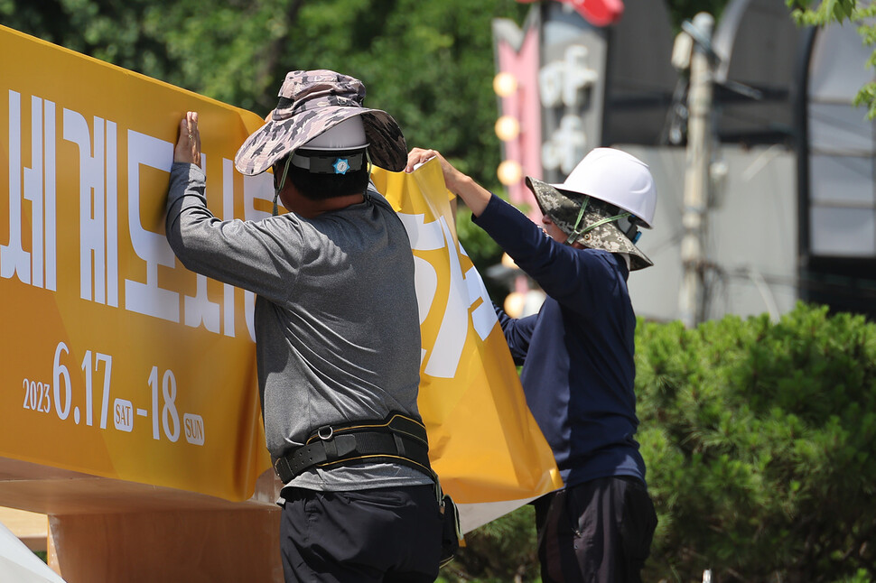 전국이 맑고 햇볕이 강한 16일 낮 서울 종로구 광화문광장 일대에서 노동자들이 헬멧과 챙이 넓은 모자를 같이 쓰고 일하고 있다. 김혜윤 기자 unique@hani.co.kr