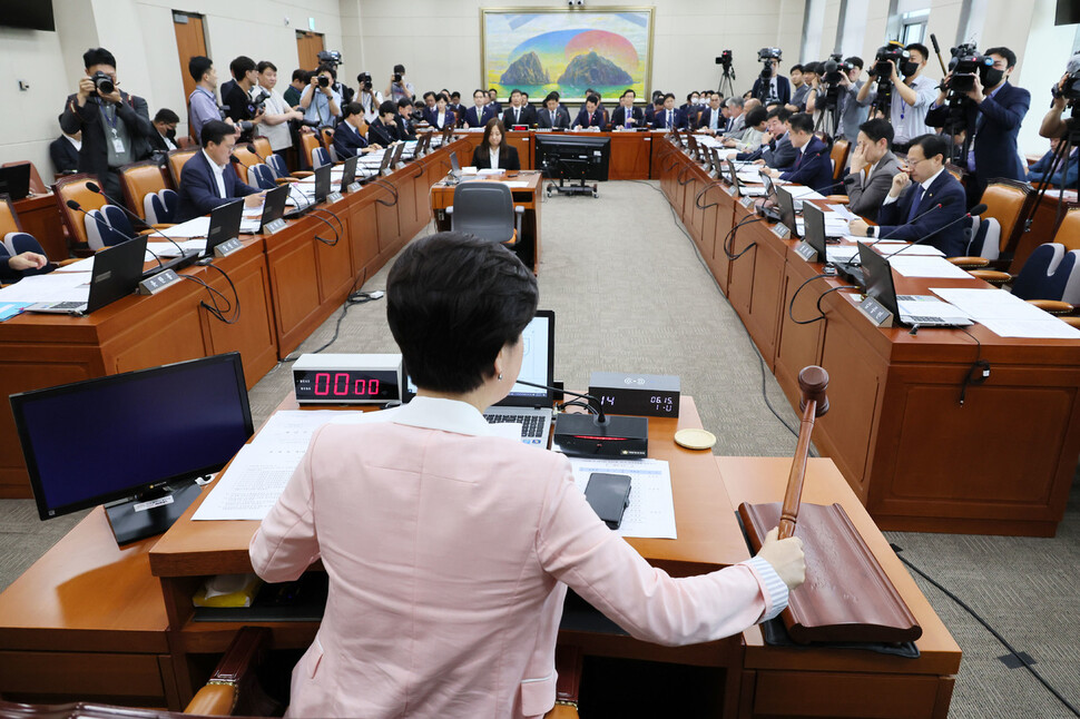 지난 15일 열린 국회 정무위원회 전체회의에서 백혜련 위원장이 의사봉을 두드리고 있다. 연합뉴스