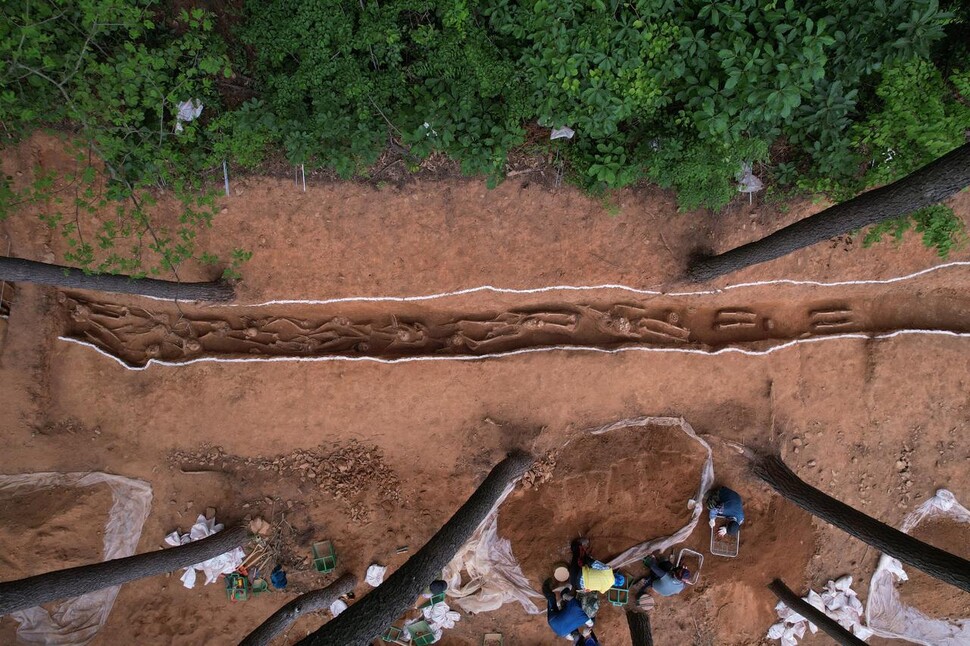 지난 5월30일 언론에 공개된 충남 서산시 갈산동 176-4 봉화산 교통호 현장의 한국전쟁 시기 부역혐의 희생자 유해들. 진실화해위 제공