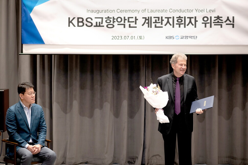 케이비에스(KBS) 교향악단 계관지휘자 위촉식에 참여한 지휘자 요엘 레비. 왼쪽은 이 교향악단 한창록 대표. 케이비에스 교향악단 제공