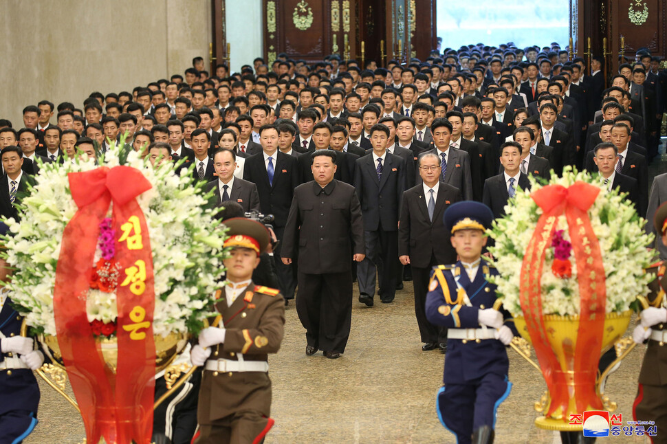 김정은 북한 국무위원장이 할아버지인 김일성 주석 29주기인 8일 금수산태양궁전을 참배했다. 사진은 2022년 참배 장면. 조선중앙통신 연합뉴스