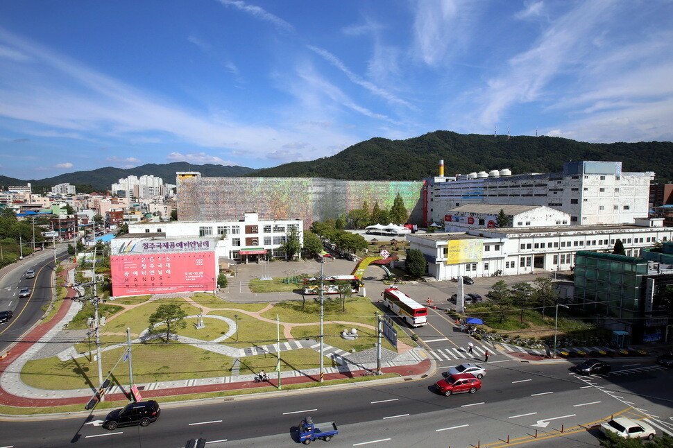 옛 청주 연초제조창에서 문화 공간으로 탈바꿈한 ‘청주 문화제조창’. 50일 뒤 이곳에서 청주공예비엔날레가 열린다. 청주시 제공