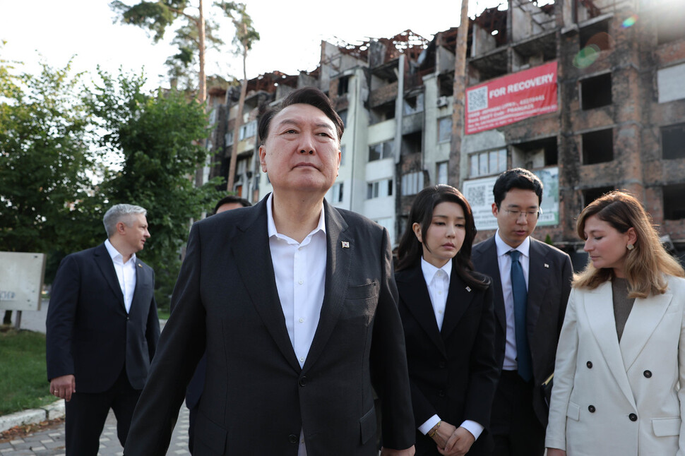 윤석열 대통령과 부인 김건희 여사가 15일(현지시각) 미사일 공격을 받은 우크라이나 이르핀 지역을 둘러보고 있다. 대통령실 제공