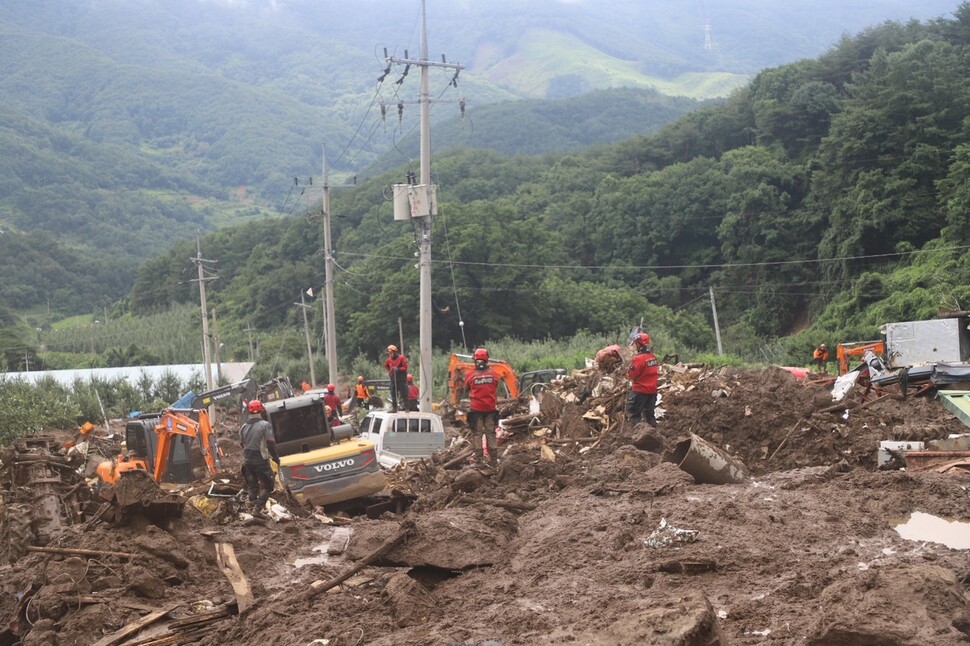 17일 소방당국이 경북 예천군 효자면 백석리에서 지난 15일 폭우로 실종된 주민을 찾고 있다. 경북소방본부 제공