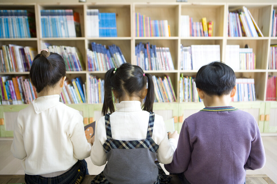 충남의 한 단체가 성평등·인권 문제를 다룬 어린이도서를 폐기하라고 요구해 물의를 일으키는 가운데 김태흠 충남지사가 일부 도서의 열람을 제한했다고 밝혀 논란이 커지고 있다. 클립아트코리아