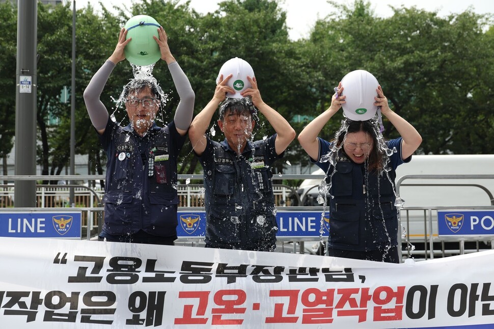 건설노조원들이 2일 오전 용산 대통령실 앞에서 열린 폭염 대책 법제화를 촉구하는 기자회견에서 ‘시원한 폭염법 촉구’ 얼음물 붓기 행위극을 하고 있다. 강창광 선임기자 chang@hani.co.kr