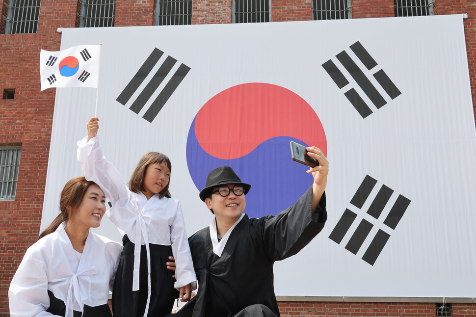 광복절을 하루 앞둔 14일 낮 서울 서대문형무소 역사관에서 이예안 어린이(8)가 엄마 아빠와 함께 유관순 열사, 김구 선생 옷차림을 하고 기념사진을 찍고 있다. 김혜윤 기자 unique@hani.co.kr