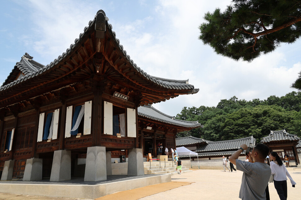 고종황제와 명성황후의 생활공간이던 서울 경복궁 건청궁특별 개방 첫날인 15일 오후 관람객들이 건청궁을 둘러보고 있다. 김혜윤 기자 unique@hani.co.kr