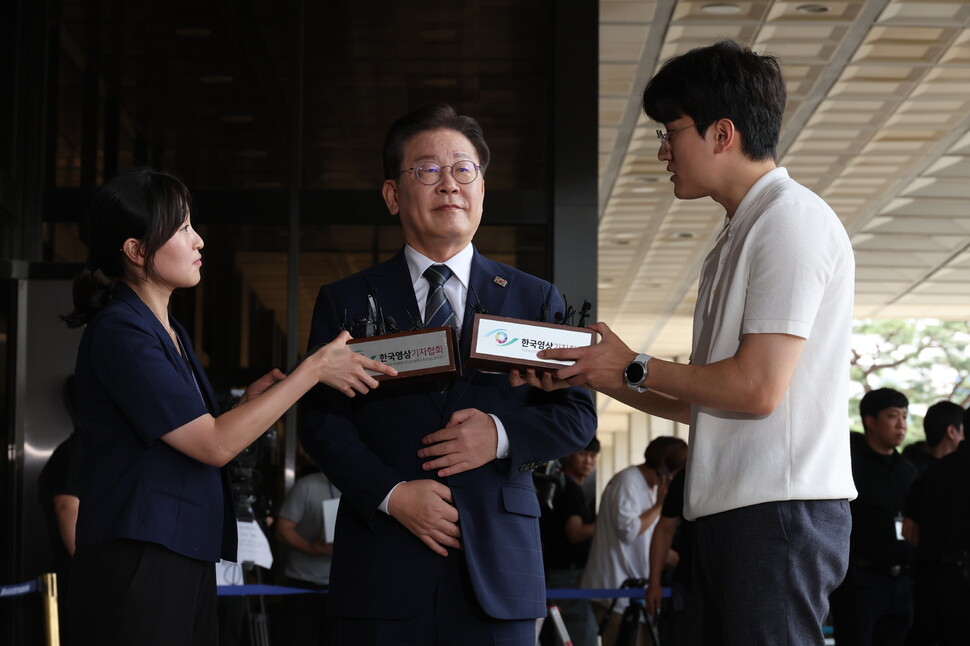 ‘백현동 개발 특혜’ 의혹 관련 특정경제범죄가중처벌 등에 관한 법률(배임) 위반 혐의를 받는 이재명 더불어민주당 대표가 17일 오저 서울중앙지검에 출석하면서 기자들의 질문을 받고 있다. 신소영 기자 viator@hani.co.kr