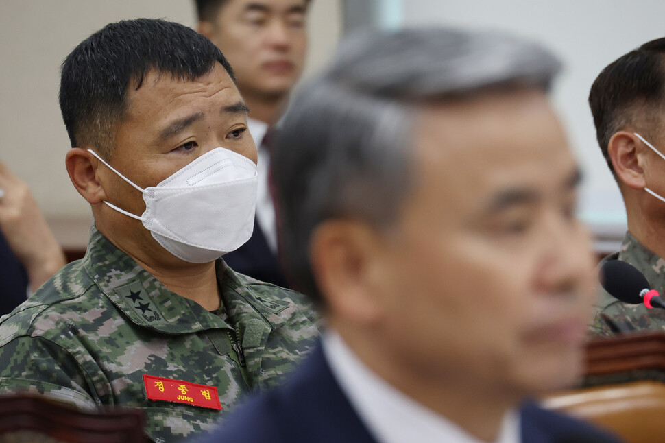 정종범 해병대 부사령관(맨 오른쪽)이 21일 국회에서 열린 국방위원회 전체회의에서 의원 질의에 답하고 있다. 연합뉴스