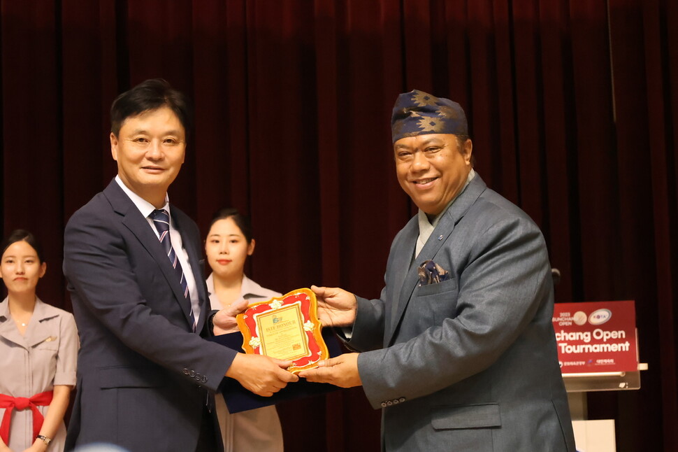 정인선 대한소프트테니스협회장(왼쪽)이 30일 전북 순창군에서 열린 순창오픈 종합소프트테니스대회 개회식에서 비나야 빅람샤 회장으로부터 국제소프트테니스연맹 회장 당선증을 전달받고 있다. 대한소프트테니스협회 제공