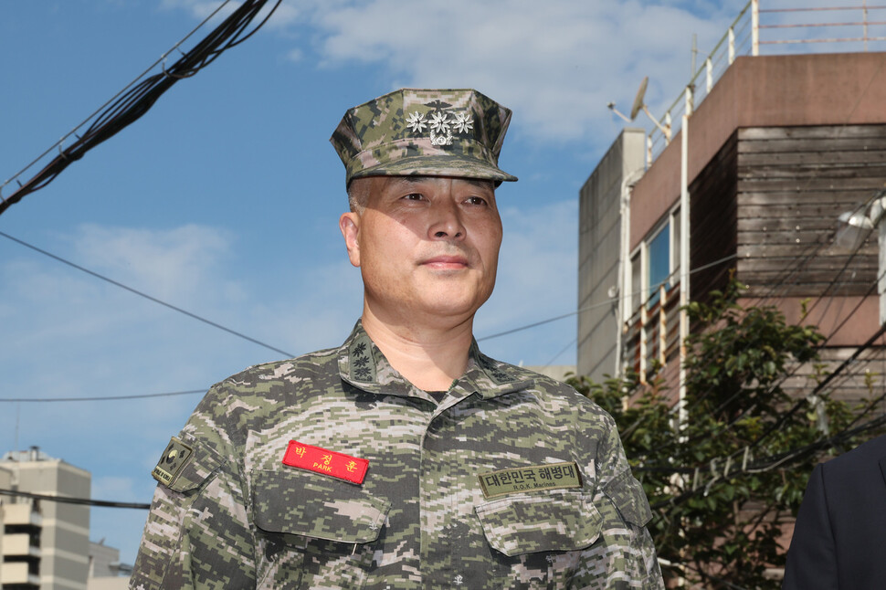 항명과 이종섭 국방부 장관에 대한 ‘상관 명예훼손’ 혐의를 받고 있는 박정훈 전 해병대 수사단장(대령)이 5일 서울 용산구 국방부 검찰단에 출석하고 있다. 김혜윤 기자 unique@hani.co.kr