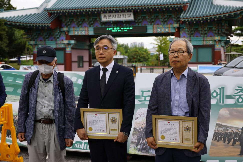 육군사관학교로부터 명예 졸업장을 받은 독립운동가 석주 이상룡 선생의 증손자인 이항증 국무령이상룡기념사업회 이사장(왼쪽부터)과 규운 윤기섭 선생의 외손자 정철승 변호사, 지청천 장군의 외손자 이준식 전 독립기념관장이 15일 서울 노원구 육군사관학교 입구에서 홍범도 선생 흉상 철거에 항의하며 명예졸업증서를 반납하고 있다. 윤운식 선임기자 yws@hani.co.kr