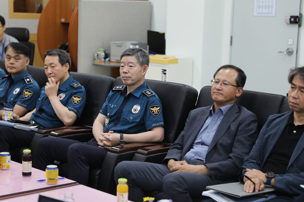 21일 경기북부경찰청에서 열린 정례 기자간담회에 이문수 경기북부경찰청장(왼쪽에서 세 번째)이 참석하고 있다. 경기북부경찰청 제공