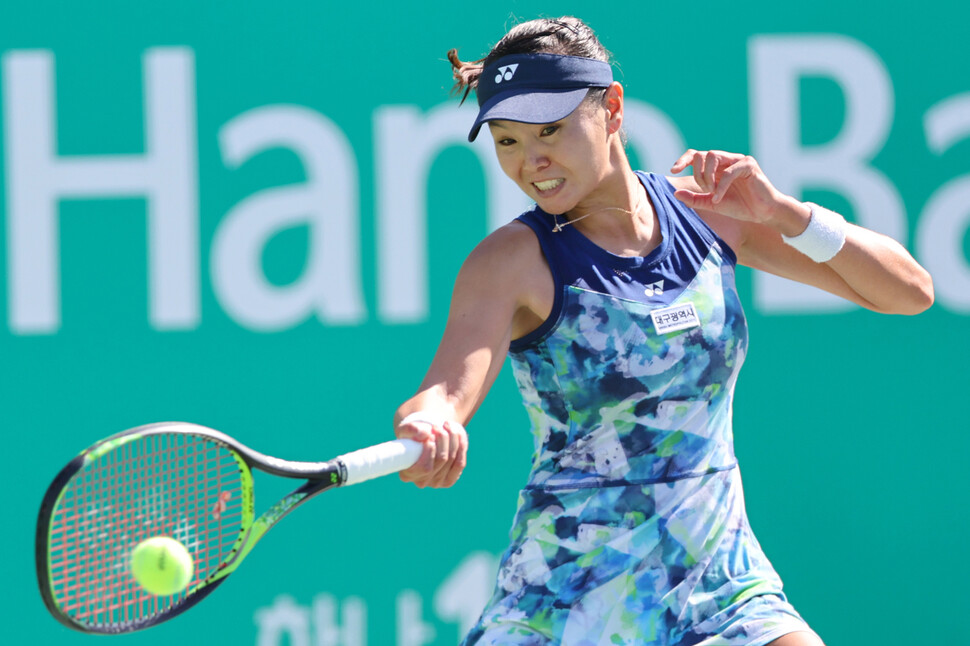 장수정이 10일 서울 송파구 올림픽공원 테니스장에서 열린 여자프로테니스(WTA) 투어 하나은행 코리아오픈 2023 여자 단식 32강전에서 소피아 케닌(미국)의 공을 받아내고 있다. 연합뉴스