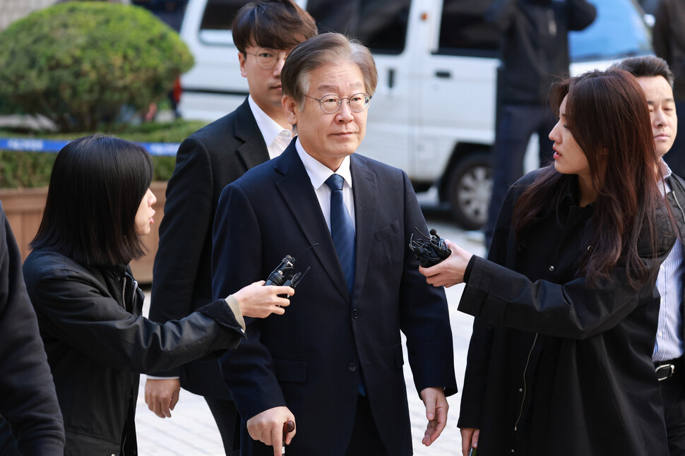 이재명 더불어민주당 대표가 17일 서울 서초구 서울중앙지방법원에서 열린 ‘대장동 배임·성남FC 뇌물’ 관련 1심 2회 공판에 출석하고 있다. 연합뉴스