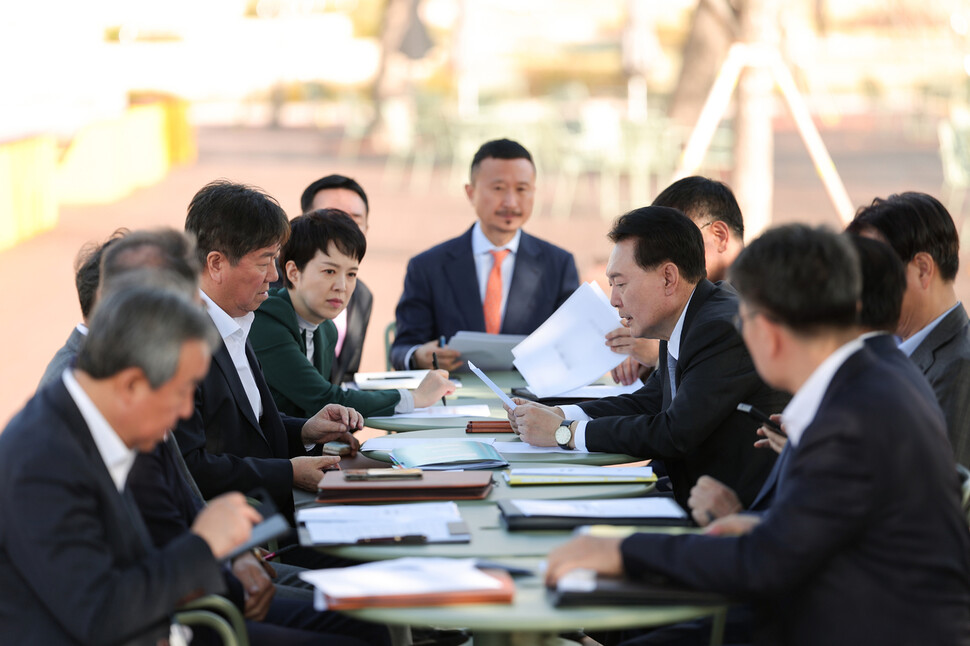 윤석열 대통령이 지난달 16일 서울 용산 대통령실 앞 용산어린이정원에서 수석비서관회의를 주재하고 있다. 대통령실 제공