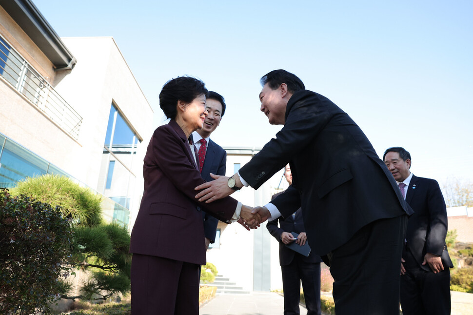 윤석열 대통령이 7일 대구 달성군 박근혜 전 대통령 사저에서 박 전 대통령을 만나 인사를 나누고 있다. 대통령실 제공