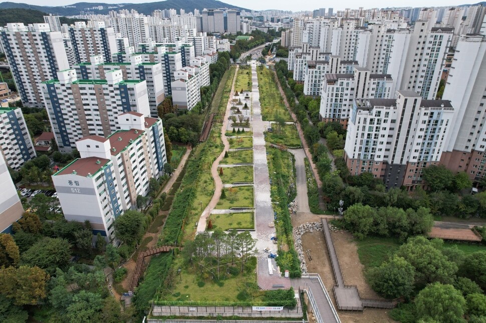 분당~수서 고속도로 위에 터널 형식을 구조물을 씌워 상부에 조성되는 녹지공원의 모습. 사진 왼쪽 아파트단지는 분당이고 오른쪽 단지는 판교다. 성남시 제공