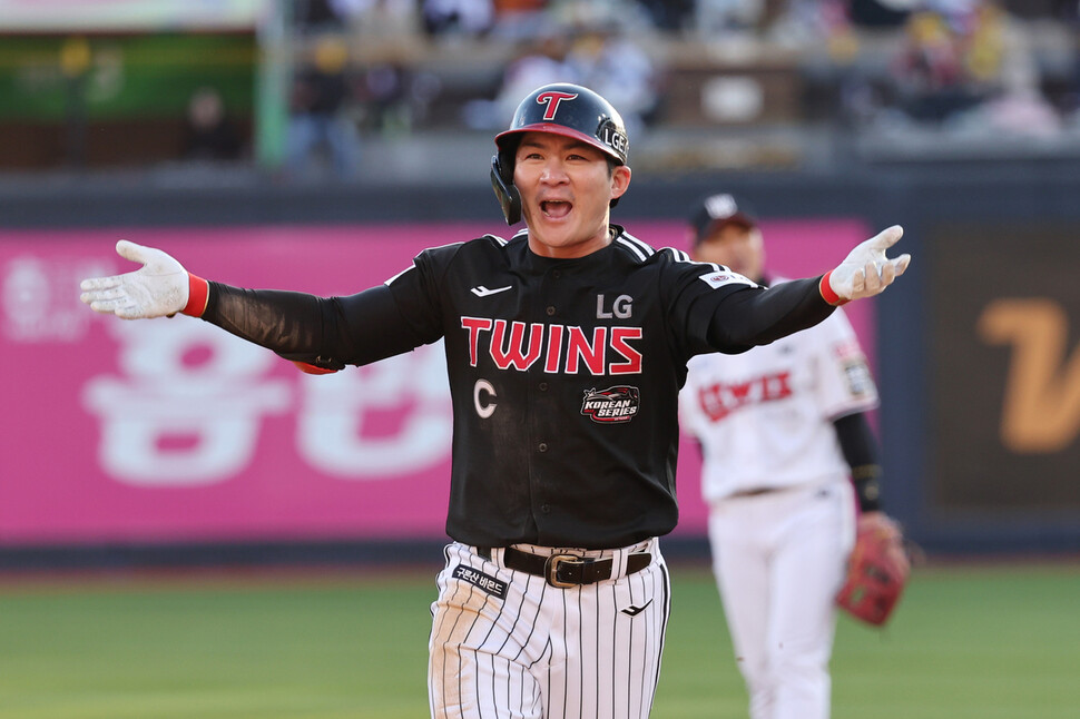 엘지(LG) 트윈스 오지환이 11일 경기도 수원케이티위즈파크에서 열린 2023 KBO 한국시리즈 케이티(KT) 위즈와 4차전에서 7회초 3점 홈런을 친 뒤 베이스를 돌며 환호하고 있다. 연합뉴스.