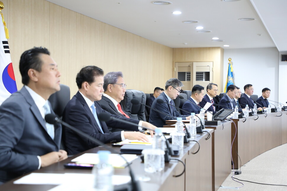 조태용 국가안보실장이 20일 오전 용산 대통령실 청사에서 국가안전보장회의(NSC) 상임위원회를 주재, 윤석열 대통령의 영국 국빈방문과 프랑스 방문을 앞두고 북한의 정찰위성 발사 준비 동향과 대응방안을 점검하고 있다. 대통령실 제공