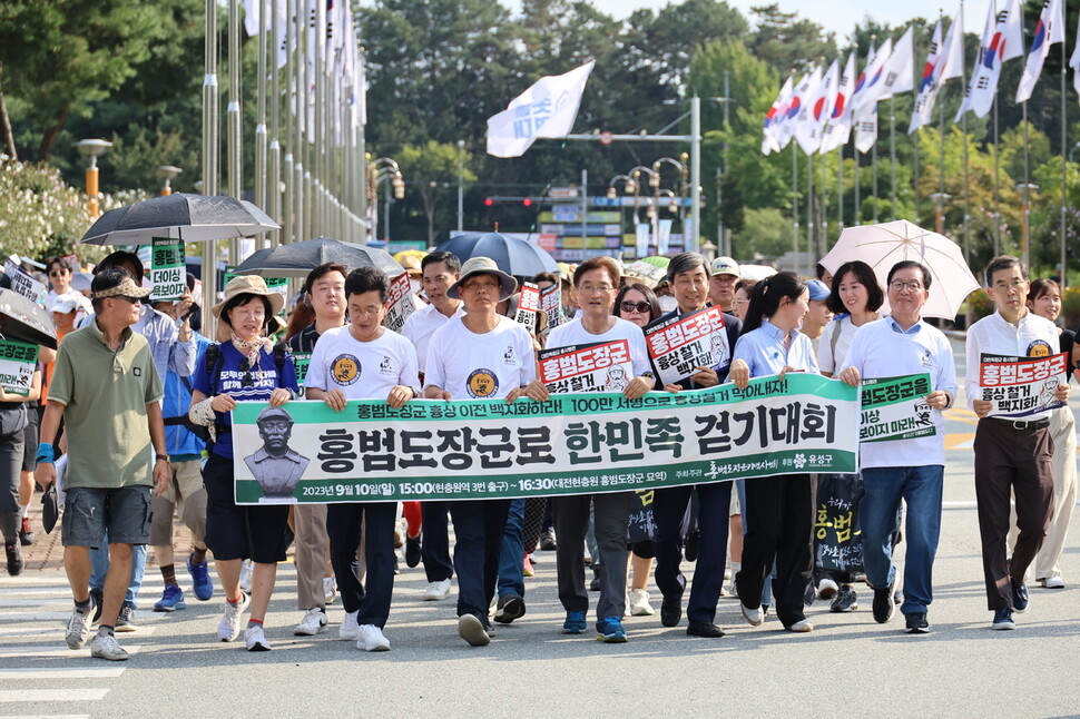 지난 9월10일 홍범도장군기념사업회(이사장 우원식 더불어민주당 의원) 주최로 열린 ‘홍범도장군로 시민 걷기 대회’에서 참가자들이 대전현충원에 안장된 홍범도 장군 묘역으로 걸어가고 있다. 연합뉴스