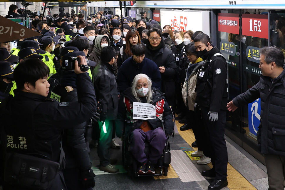 전국장애인차별철폐연대(전장연)와 시민단체 회원들 4일 오전 서울 종로구 서울지하철 4호선 혜화역 승강장에서 출근길 선전전 및 기자회견을 열려다 경찰과 서울교통공사에 제지 당해 역사 밖으로 이동하고 있다. 신소영 기자 viator@hani.co.kr