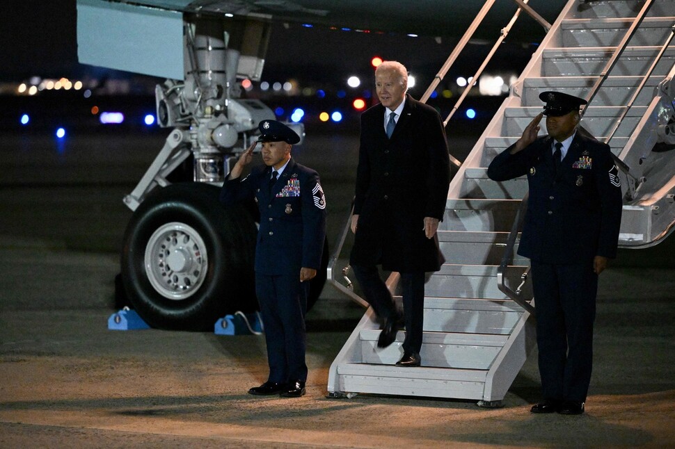 조 바이든 미국 대통령이 보스턴 지역을 둘러본 뒤 메릴랜드로 돌아와 5일 전용기 에어포스원에서 내리고 있다. AFP 연합뉴스