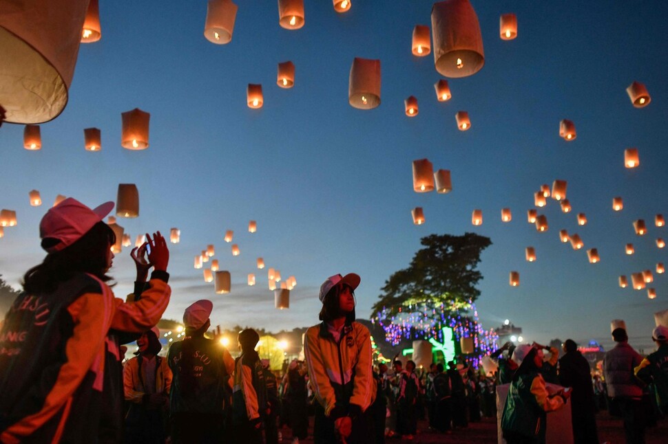 11월 21일 미얀마 타웅기에서 열리고 있는 빛의 축제에서 아이들이 풍등을 날려보내고 있다. AFP 연합뉴스