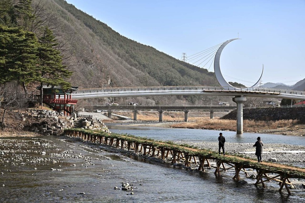 정선군이 아우라지 갈금에서부터 처녀동상 구간에 길이 120m인 섶다리를 설치했다. 정선군 제공