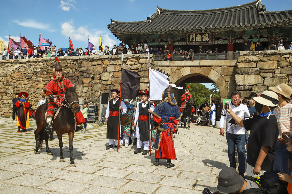 서산 해미읍성 축제에서 충청병마절도사가 성문을 나서고 있다. 서산시 제공