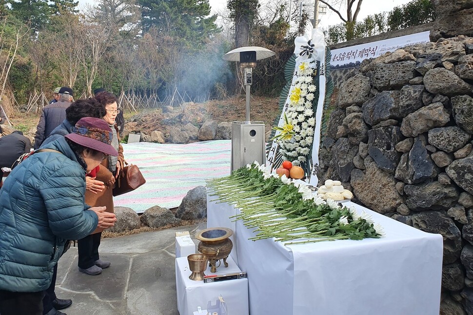 제주시 도령마루(옛 해태동산)에서 ‘도령마루 4·3유적지 추모공원’ 제막식이 28일 열렸다. 허호준 기자