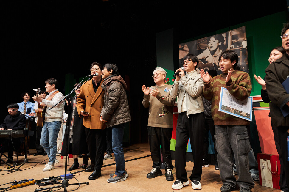 6일 서울 대학로 소극장 학전에서 열린 제2회 김광석 노래상 경연대회에서 참가자들과 심사위원들이 김광석의 ‘일어나’를 부르고 있다. 학전 제공