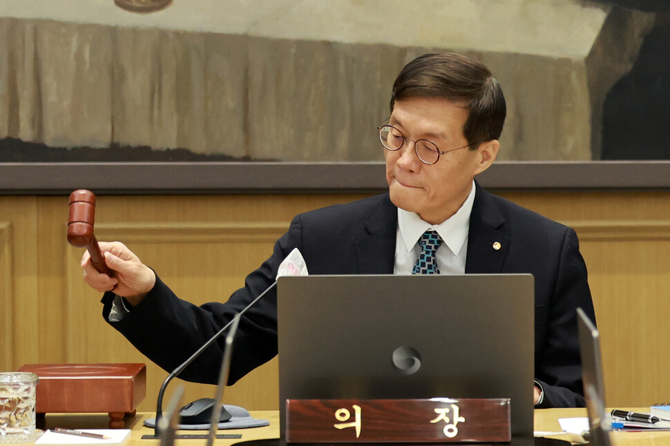 이창용 한국은행 총재가 11일 서울 중구 한국은행에서 열린 금융통화위원회에서 의사봉을 두드리고 있다. 김혜윤 기자 unique@hani.co.kr