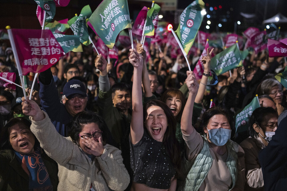 대만 총통 선거가 라이칭더 민주진보당(민진당) 후보의 승리로 막을 내린 13일 밤 신베이시에서 지지자들이 환호하고 있다. 신베이/AP 연합뉴스