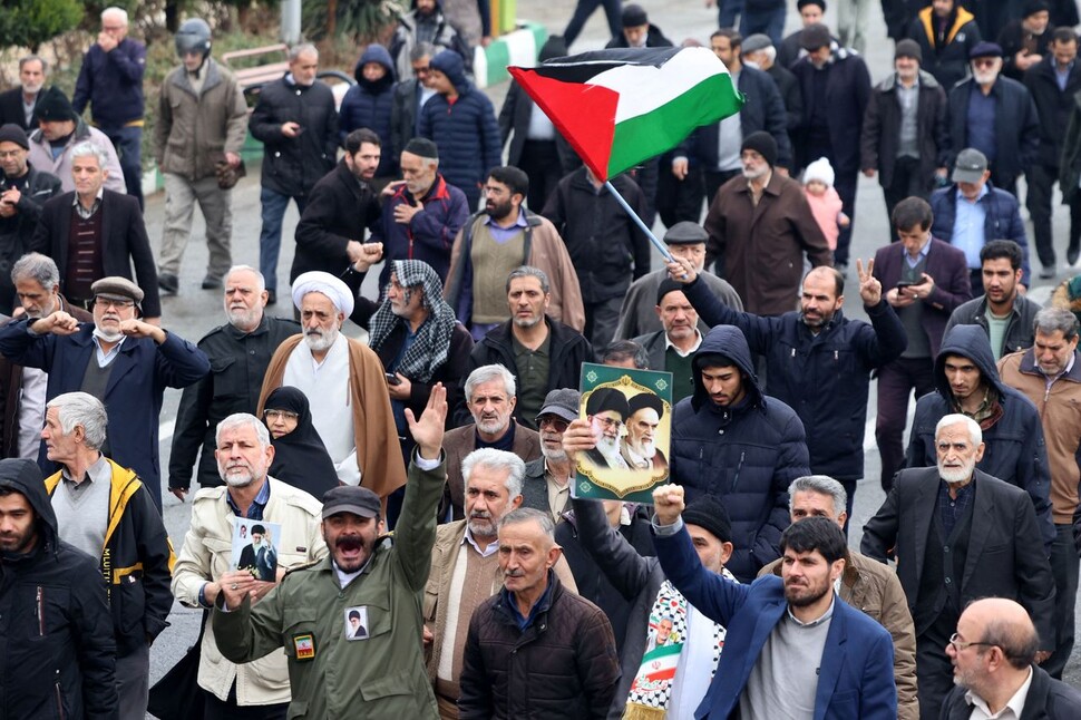 12일 이란 테헤란의 거리에서 이란인들이 예멘과 팔레스타인을 응원하며 팔레스타인 국기를 흔들고 있다. AFP 연합뉴스