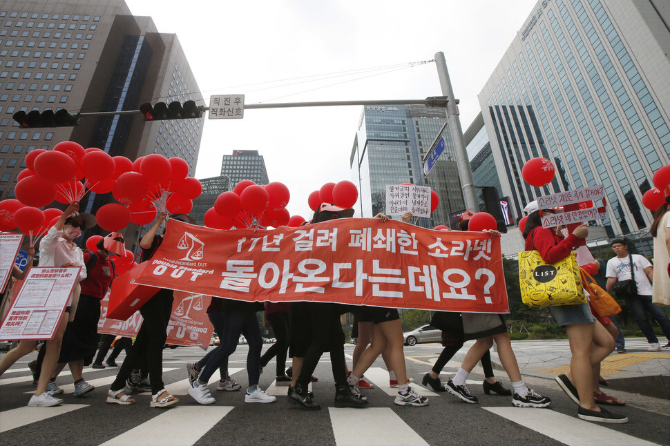 경찰의 공정수사를 촉구하는 여성들이 11일 오후 서울 종로구 청계천과 종로 일대에서 침묵 시위를 벌이고 있다. 트위터 `경찰 공정 수사 촉구 시위'(2standard-OUT) 계정을 중심으로 모인 이들은 "경찰이 여혐 사이트는 해외 서버라 수사를 못한다고 하더니 최근 강남패치 등 일반인 신상 폭로하는 인스타그램 운영자는 잇따라 검거하는 등 성별에 따른 편파수사를 하고 있다"고 주장하며 개선을 촉구했다. 이정아 기자 leej@hani.co.kr