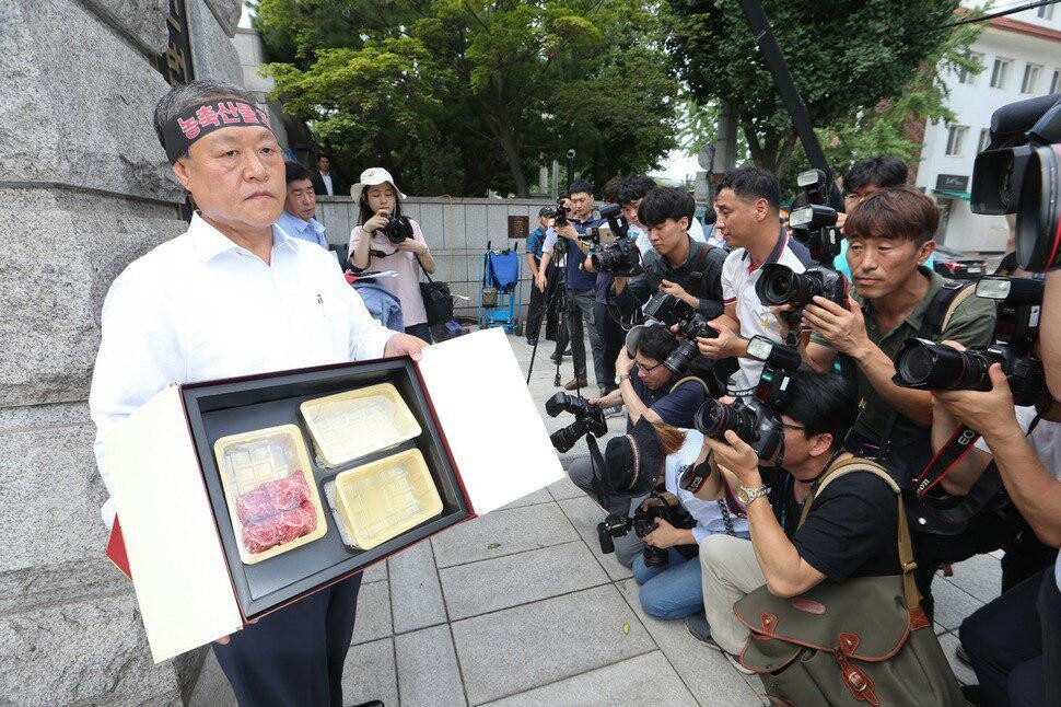 이홍기 한국농축산연합회 상임대표가 2016년 7월 28일 오후 서울 재동 헌법재판소에서 ‘김영란법’에 대한 합헌 결정이 내려진 뒤 20만원짜리 한우 선물세트에 5만원어치의 고기만 담아 기자들에게 보여주고 있다. 김정효 기자 hyopd@hani.co.kr