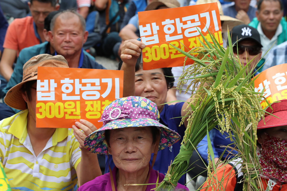 지난 9월11일 서울 여의도 국회 앞에서 열린 전국농민대회에 참가한 농민들이 볏단과 손팻말을 들고 있다. 이들은 “쌀 목표가격이 도입된 2005년 이후 13년 동안 목표가격이 인상된 것은 단 한차례뿐이었다”며 ‘밥 한공기 300원’에 해당하는 쌀 80㎏ 기준 24만원 수준의 목표가격 인상을 촉구했다. 신소영 기자 viator@hani.co.kr